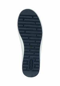 Semelle de chaussure en caoutchouc avec un motif texturé. Bleu marine avec des accents blancs sur les côtés et un logo au centre. Présente de profondes rainures pour une meilleure adhérence.