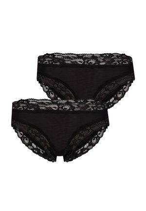 Zwei schwarze Hipster-Damenslips mit Spitzenabschluss und floralen Spitzenverzierungen an Bund und Beinausschnitten vor weißem Hintergrund.