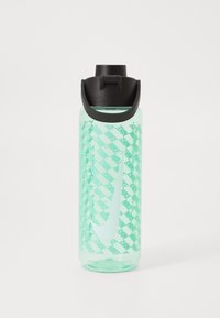 Translucent mintgroene waterfles met een zwarte dop, voorzien van een herhalend Nike-logo patroon en een gripvriendelijk ontwerp.