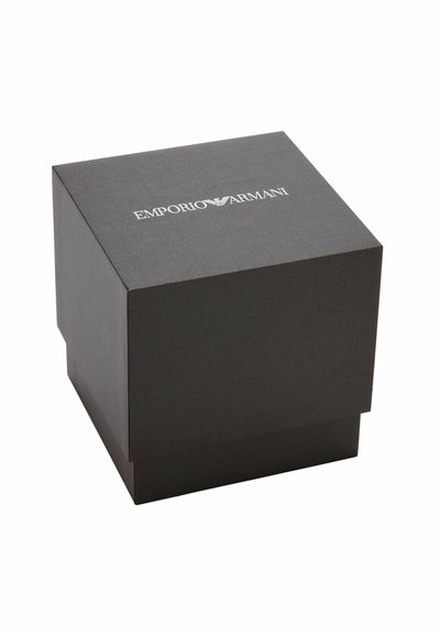 Černá kartonová krabička s texturovaným povrchem, s bílým logem "Emporio Armani" na víku, čtvercového tvaru a pevné konstrukce.