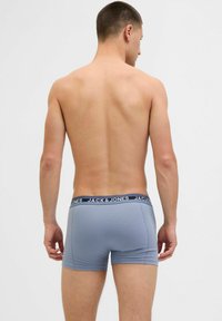 Világoskék boxer alsónadrág rugalmas anyagból, sötétkék derékpánttal, rajta a "JACK & JONES" logóval, testhez álló fazonban és sima felülettel.