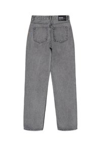 Graue Denim-Jeans mit geradem Schnitt, mittelhoher Taille, fünf Taschen und einer schlichten Rückseite mit einem Etikett oben.