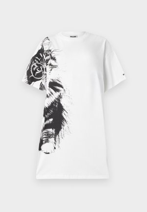 Rochie albă cu mâneci scurte cu un grafic negru mare reprezentând o pisică care poartă un monoclu acoperind partea stângă, branding Moschino pe guler și mânecă.