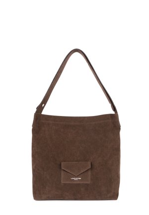 Borsa a spalla in suede marrone con una tasca frontale piatta e lettering argento. Presenta un'unica tracolla e una finitura morbida e testurizzata.