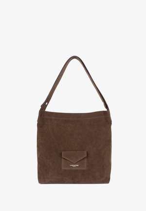 Borsa a spalla in suede marrone con una tasca frontale piatta e lettering argento. Presenta un'unica tracolla e una finitura morbida e testurizzata.