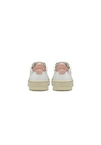 Zapatillas de cuero blancas con una pestaña en el talón de color rosa, punta redonda y suela de goma beige texturizada. Diseño simple y acentos mínimos.