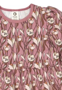 Růžové květinové šaty s kulatým výstřihem, zdobené vzorem bílých a hnědých květin na růžovém pozadí. Jemný bavlněný materiál, nařasený pas.