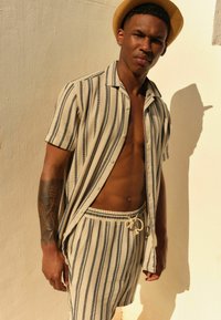 Next STRIPED TEXTURED DOCK REGULAR FIT - Short - ecru navy