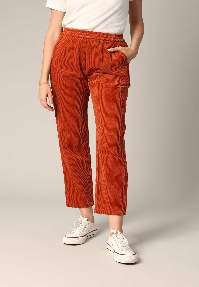 Rustkleurige ribfluwelen broek met een elastische tailleband, voorzien van twee zijzakken, cropped lengte en een zachte, gestructureerde oppervlakte.