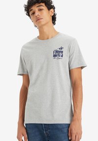 Levi's® - GRAPHIC CREWNECK TEE - Apdrukāts T-krekls - archival Miniatūras attēls 1