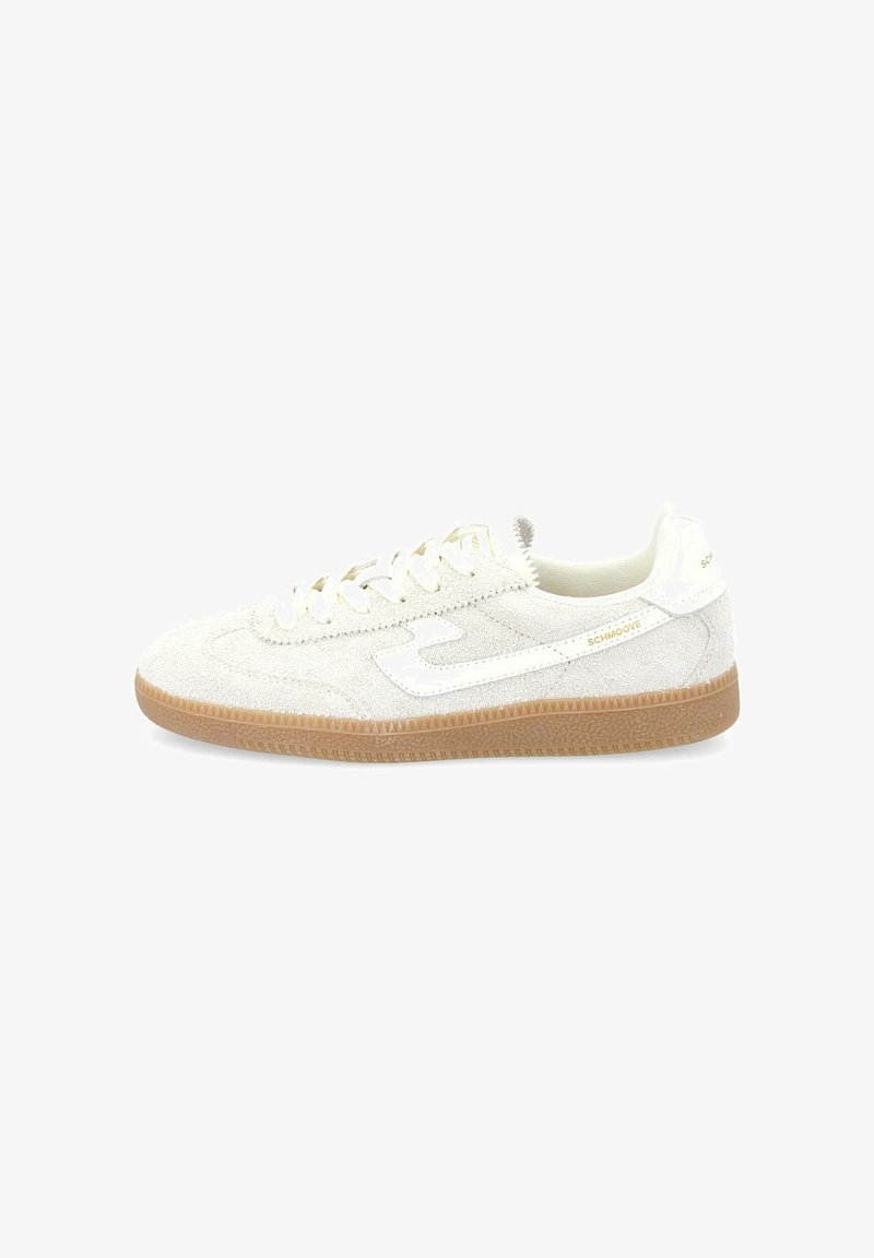 Lichtgrijze suede sneaker met witte accenten, gestructureerd bovenwerk, ronde neus, platte gumrubber zool en tonale stiksels. Merklogo aan de zijkant.