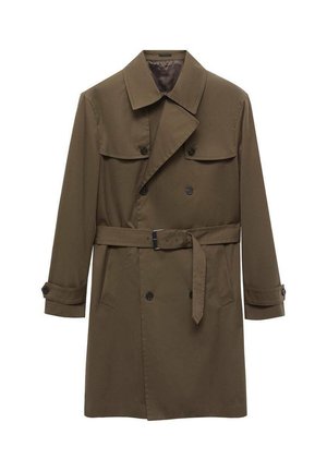 Gabardina marrón de doble botonadura con cintura ceñida por un cinturón, grandes bolsillos con solapa y puños abotonados, confeccionada en un material suave.