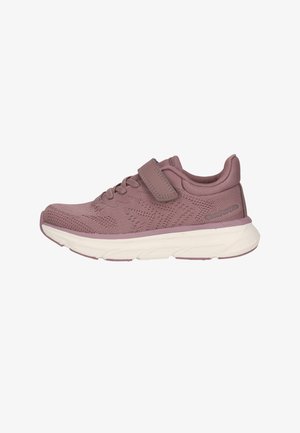 Basket de sport mauve avec dessus en mesh, semelle blanche épaisse, lacets et bande Velcro, présentée de profil gauche sur fond uni.