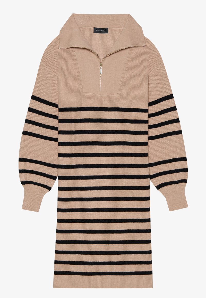 Vestido de punto color beige con cuello de media cremallera, que presenta franjas horizontales de color negro y textura acanalada en el cuerpo y las mangas.