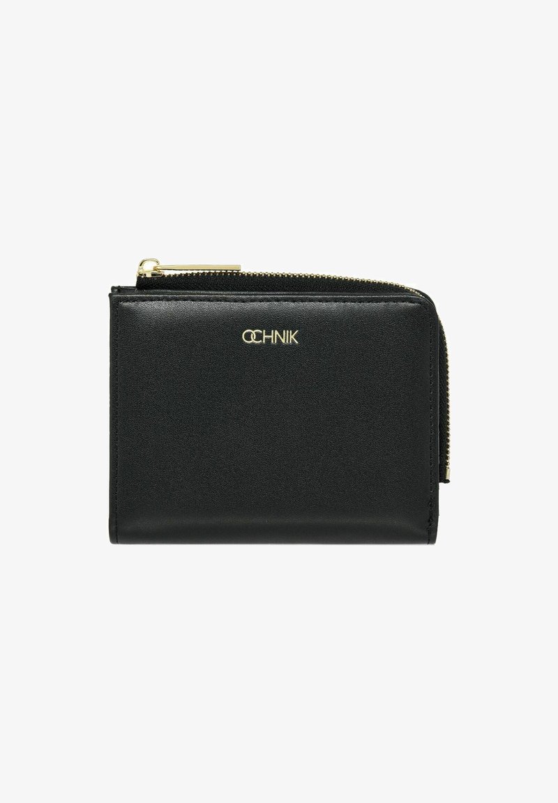 Czarny skórzany portfel o teksturowanej powierzchni, ze złotym okuciem i zamknięciem na zamek. Na przodzie znajduje się logo marki.