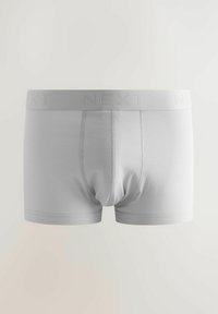 Boxers de algodón gris con una cinturilla grabada con logo, que presentan un diseño ajustado y una textura suave, mostrando un estilo minimalista.