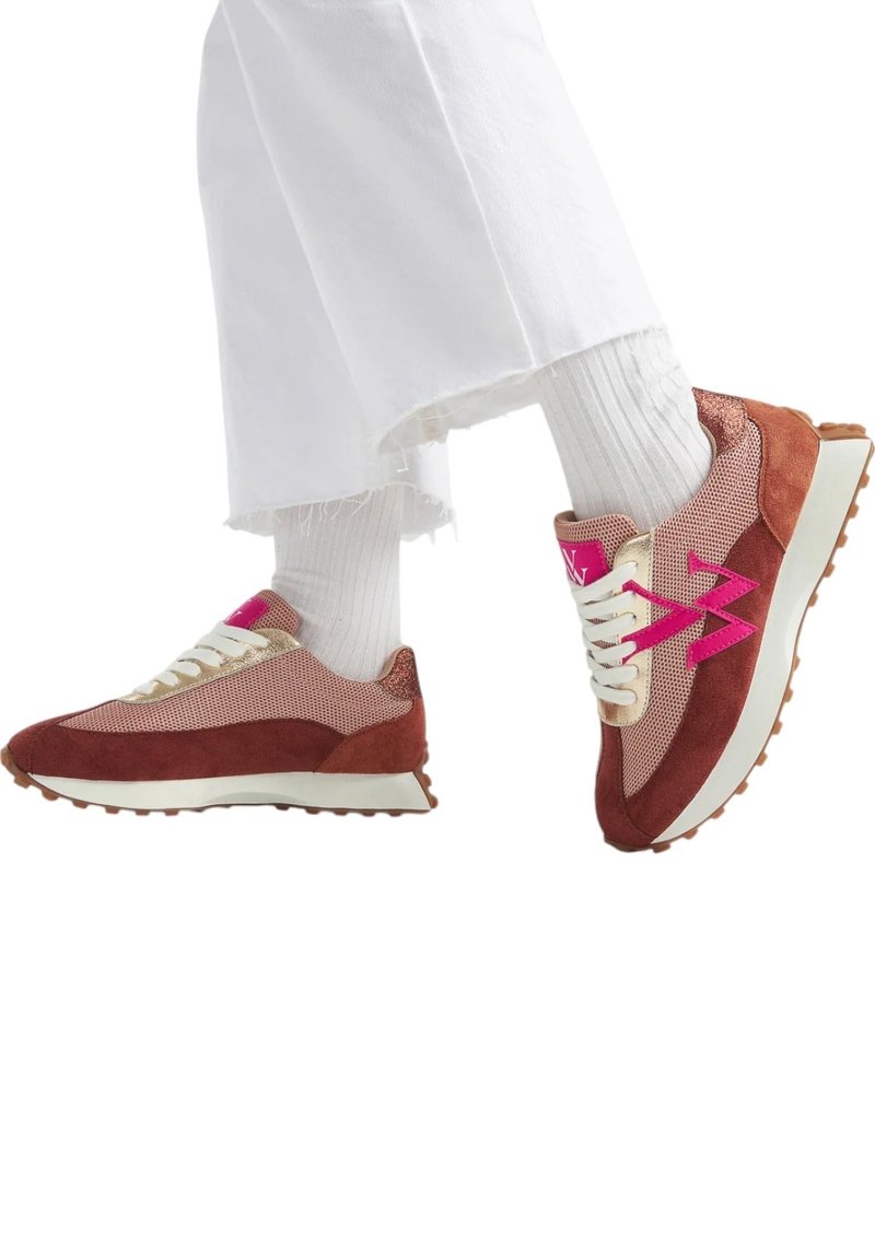 Sneaker marroni e rosa con materiali in rete e suede, con lacci bianchi e un accento a zigzag. La suola è bianca con una finitura testurizzata.
