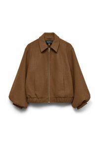 Veste courte marron en tissu doux, avec une fermeture éclair à l'avant, des manches larges et un col classique. Texture lisse et design minimaliste.