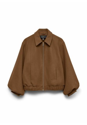 Hnědá krátká bunda z měkkého materiálu, s předním zipem, širokými rukávy a klasickým límcem. Hladká textura a minimalistický design.