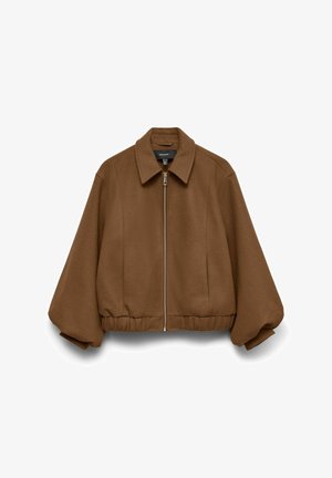 Bruine cropped jas van zachte stof, met een rits aan de voorkant, brede mouwen en een klassieke kraag. Gladde textuur en minimalistisch ontwerp.