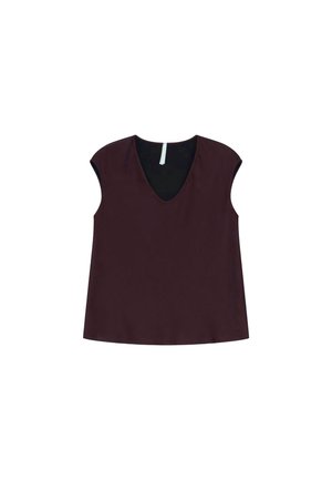 Top a maniche corte in un profondo bordeaux con scollo a V. Presenta una texture liscia e una vestibilità comoda. Silhouette semplice e pulita.
