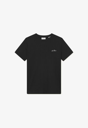 Μαύρο βαμβακερό T-shirt με στρογγυλή λαιμοκοπή και κοντά μανίκια, διαθέτει μικρό λευκό κεντητό λογότυπο στην αριστερή πλευρά του στήθους.