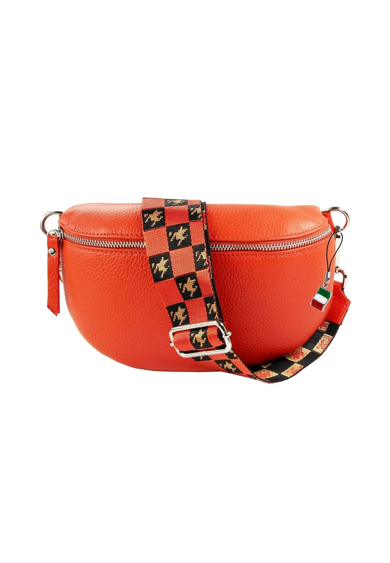 Rode leren tas met een ronde vorm, ritsluiting en een gestreepte zwart-rode schouderband met een gouden accent. Klein Italiaans vlaggetje eraan bevestigd.