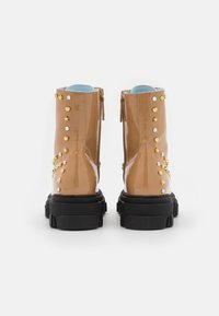 CHIARA FERRAGNI Botines con plataforma - tan