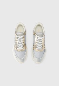 Γκρι αθλητικά παπούτσια με μεταλλικές χρυσές λεπτομέρειες, υφασμάτινη υφή και λευκά κορδόνια. Διαθέτουν επενδεδυμένο γιακά και λεπτομέρεια λογοτύπου στη γλώσσα.