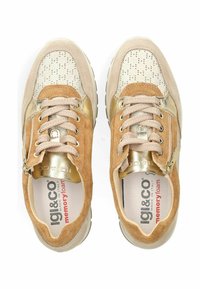 Zapatillas de deporte con ante beige y acentos metálicos dorados, con una parte superior perforada, diseño de cordones y plantillas de espuma con memoria.