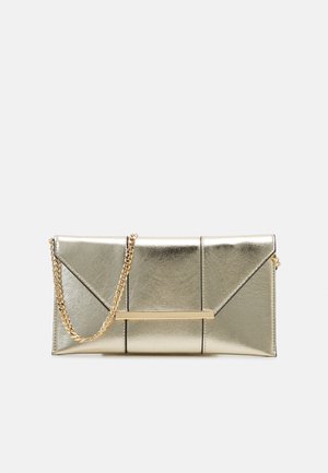 Sac à main doré métallique avec un design structuré, featuring des coutures diagonales et une bandoulière en chaîne dorée. Comprend une barre d'accent en métal sur le devant.