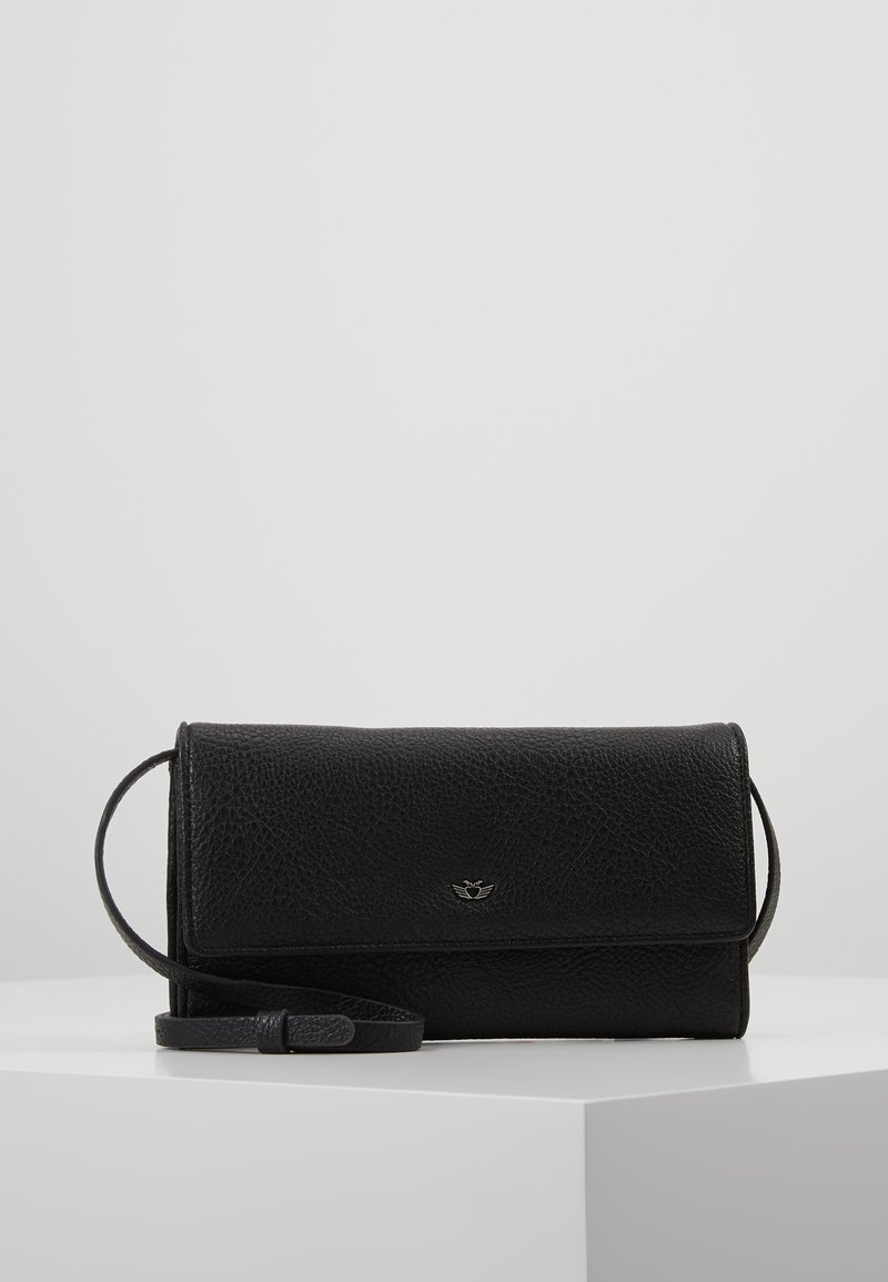 Borsa a tracolla in pelle nera texturizzata con chiusura a pattina e tracolla sottile regolabile, mostrata su superficie bianca inclinata.