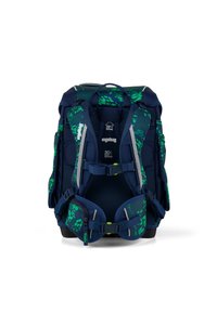 Blau- und grün gemusterter Rucksack mit gepolsterten Trägern, einem stabilen Rücken, verstellbaren Schnallen und mehreren Fächern zur Organisation.
