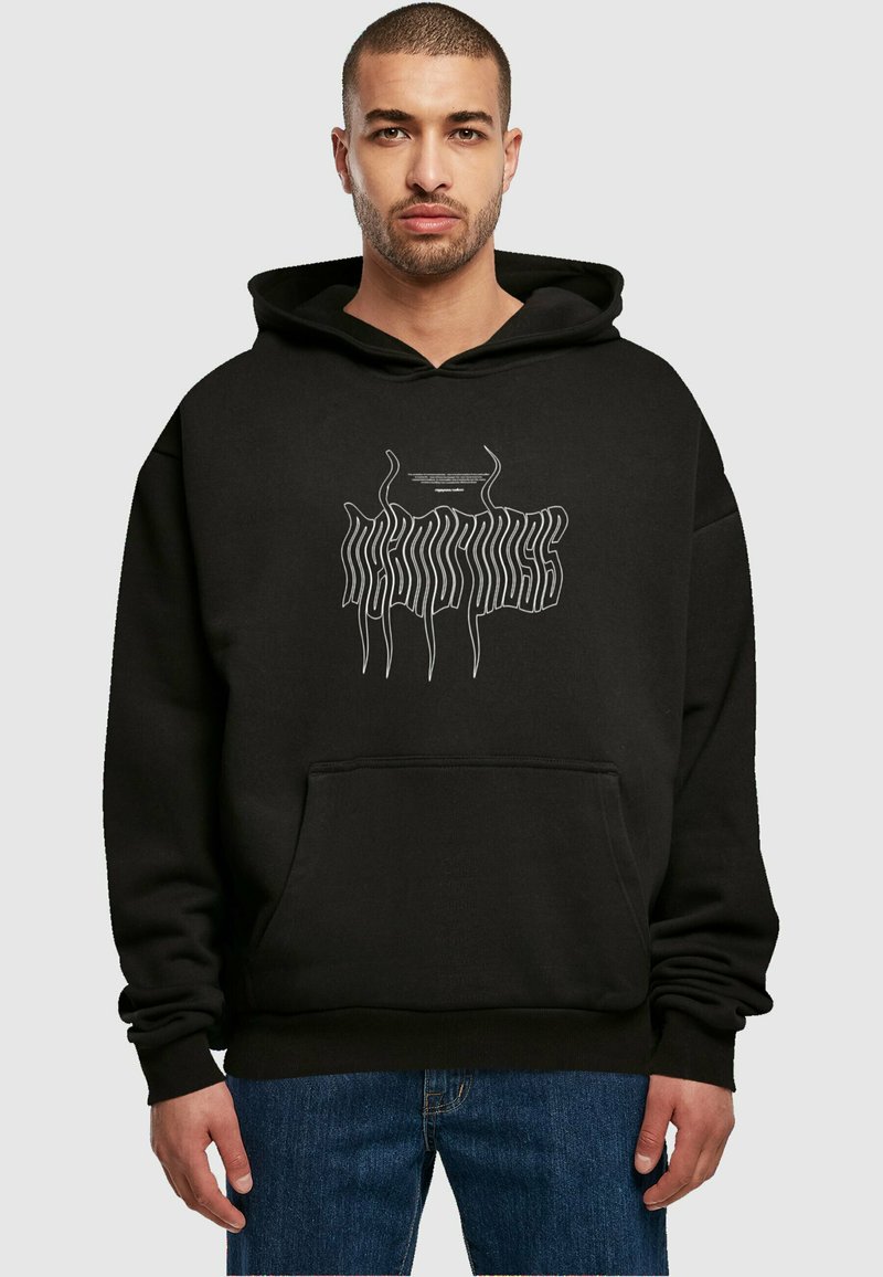 Sudadera negra con bolsillo frontal, con un diseño de texto en blanco. El material parece suave, con un corte holgado y capucha con cordón.