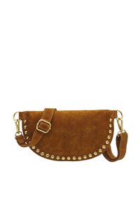 Pochette en daim marron avec une forme arrondie, ornée de clous dorés le long du bord, d'une sangle ajustable et d'un fermoir en métal.