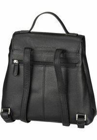 Zaino in pelle nera con un design strutturato, tasca frontale con zip e spallacci regolabili per una maggiore versatilità. Presenti dettagli con finitura testurizzata.