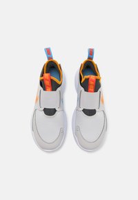 Nike Performance FLEX RUNNER 3 - Chaussures de running sur route - vast grey/orangepeel/university blue/anthracite