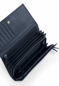 Cartera de cuero azul oscuro abierta, mostrando múltiples ranuras para tarjetas, un compartimento con cremallera para monedas y varias secciones para billetes y recibos.