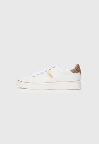 Hvite sneakers med gullakenter, med en teksturert beige hæl, rund t�å og lisser. GUESS-logo på siden.