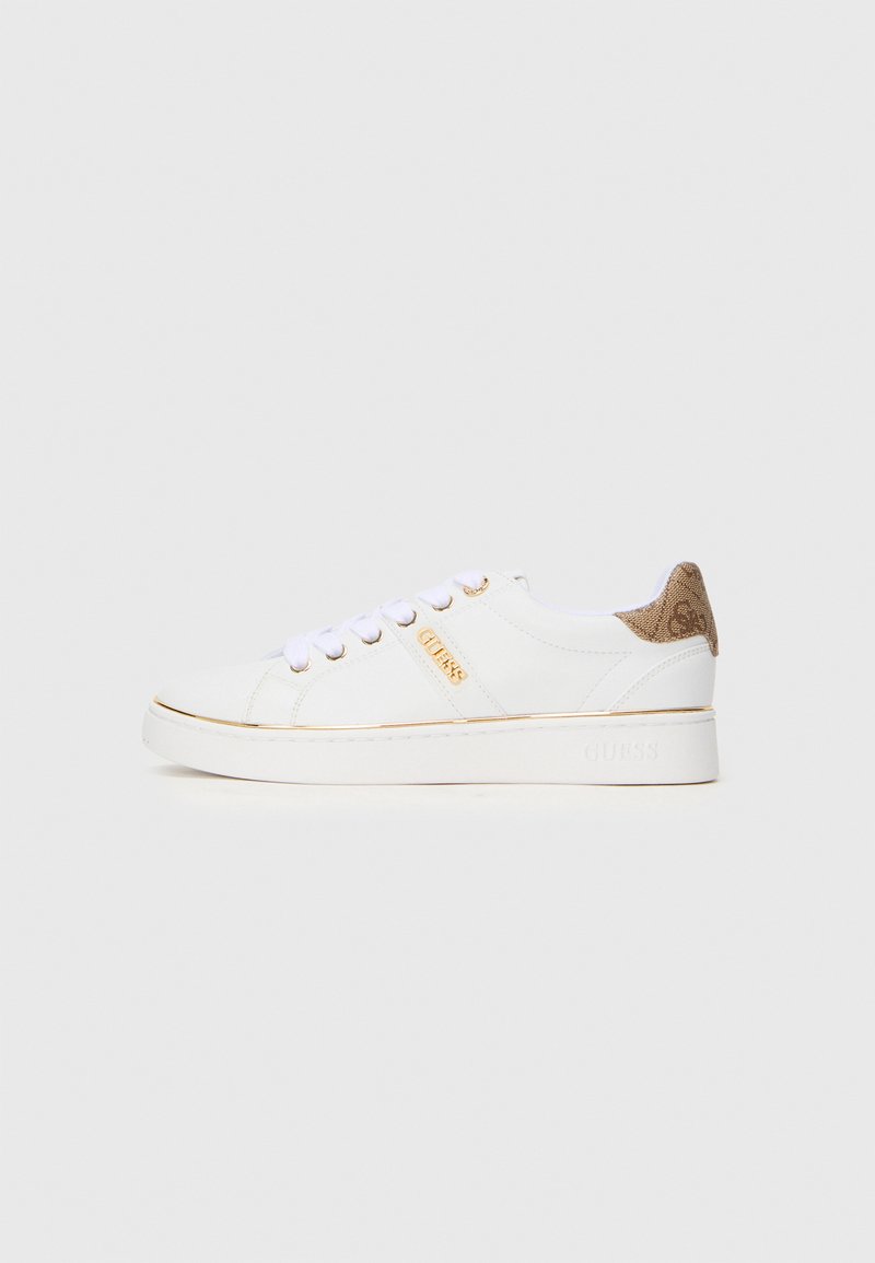 Hvite sneakers med gullakenter, med en teksturert beige hæl, rund tå og lisser. GUESS-logo på siden.