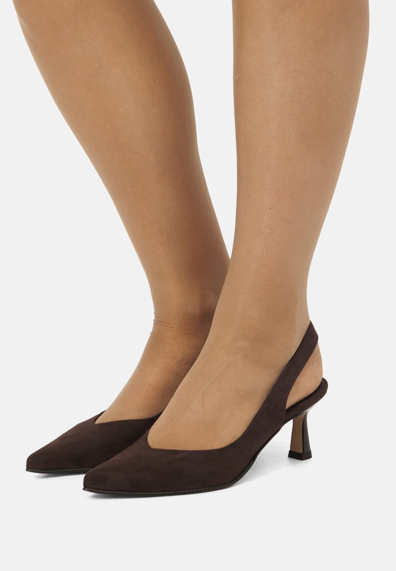 Tacchi slingback in suede marrone con punta affusolata e tacco a stiletto piccolo. Presentano una texture liscia e un taglio a forma di V sui lati.