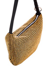 Guld mesh håndtaske med en sort lynlås, rektangulær form og tynd sort rem. Har metalliske accenter og en struktureret overflade.