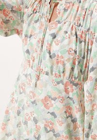 Lättviktig klänning med blommönster i pastellfärger, korta ärmar, samlade detaljer kring halsringningen och en avslappnad passform.