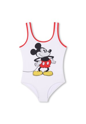 Bañador de una pieza blanco con ribete rojo que presenta un personaje de dibujos animados en negro y rojo. Textura suave; diseño gráfico con zapatos amarillos prominentes.