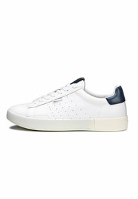 Sneaker bianco in pelle con una finitura liscia, punta rotonda e design perforato. Presenta un accento sul tallone blu navy e suola in gomma bianca.
