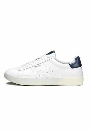 Sneaker bianco in pelle con una finitura liscia, punta rotonda e design perforato. Presenta un accento sul tallone blu navy e suola in gomma bianca.