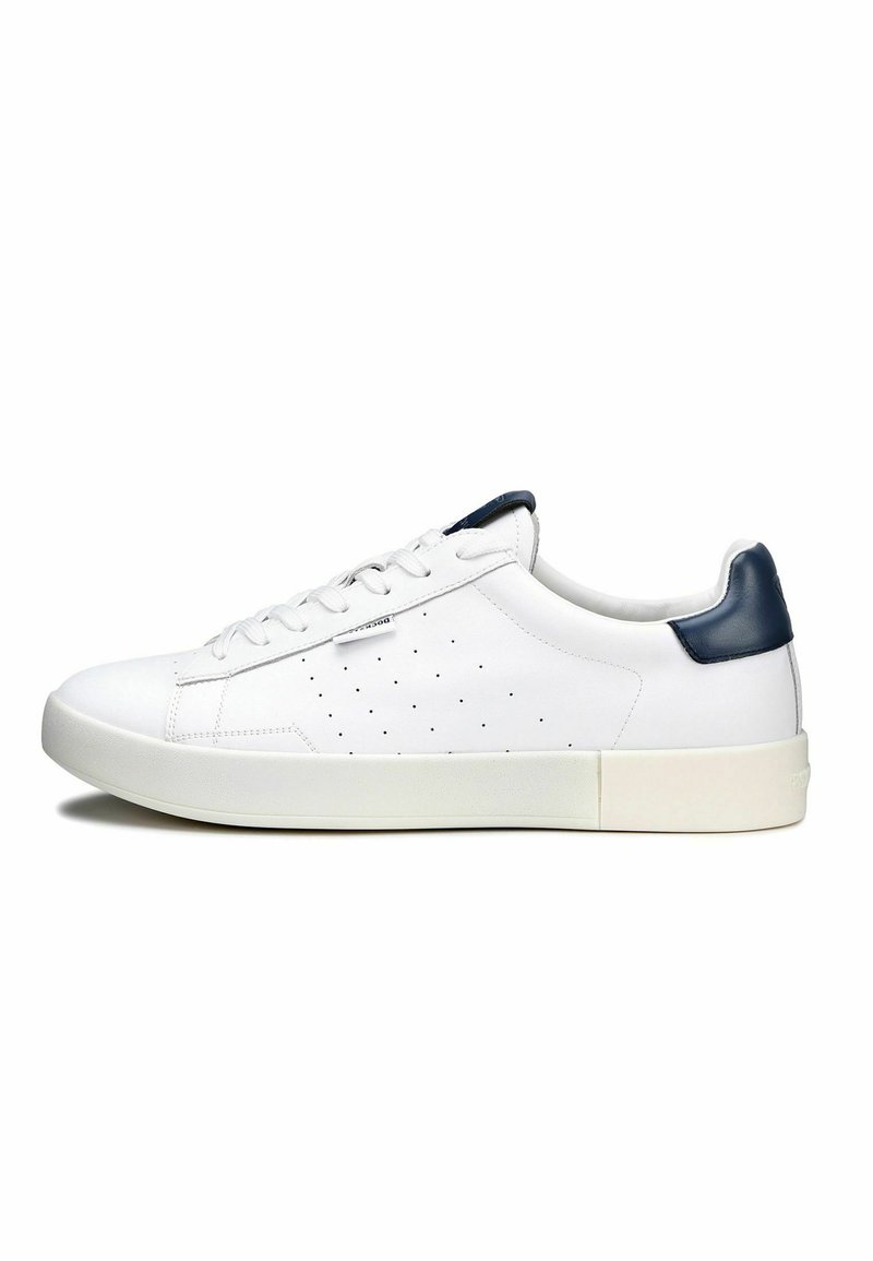 Sneaker bianco in pelle con una finitura liscia, punta rotonda e design perforato. Presenta un accento sul tallone blu navy e suola in gomma bianca.