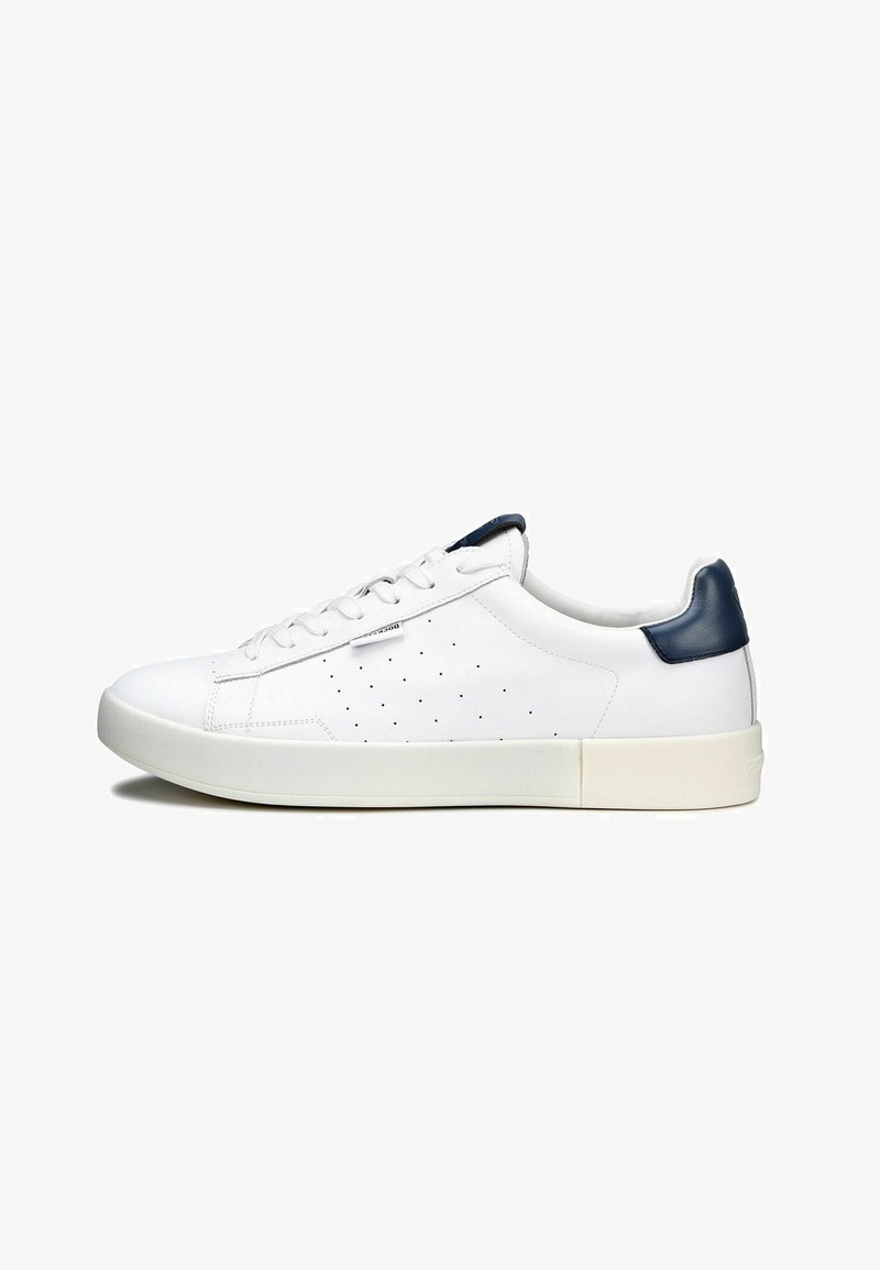 Sneaker bianco in pelle con una finitura liscia, punta rotonda e design perforato. Presenta un accento sul tallone blu navy e suola in gomma bianca.