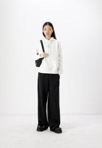 Calvin Klein Jeans MONOLOGO REGULAR HOODIE - Džemperis su gobtuvu - ivory