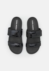 Svarta slidesandaler med en mjuk och dämpande sula och två texturerade remmar med ett krokodilmönster. Varumärket "VERO MODA" tryckt inuti.